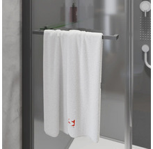 Weißes Handtuch hängt im Badezimmer an einem Handtuchhalter.