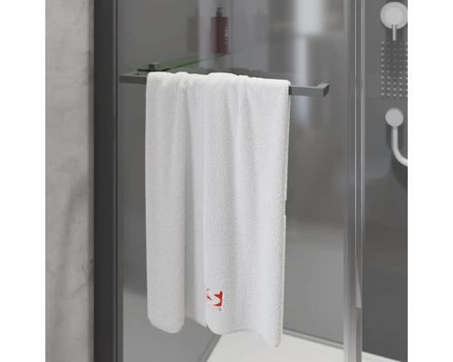 Weißes Handtuch hängt im Badezimmer an einem Handtuchhalter.