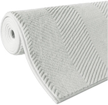 Gerollte Badematte mit Streifenmuster