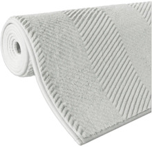 Gerollte Badematte mit Streifenmuster