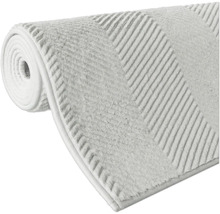 Gerollte Badematte mit Streifenmuster