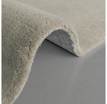 Detailansicht eines beigen Teppichs mit Flor