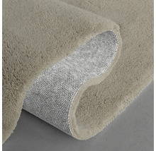 Detailansicht eines beigen Teppichs mit Flor und Textilrücken