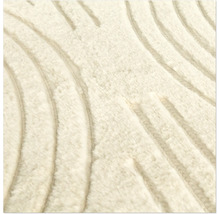 Gros plan d'un tapis moelleux avec un motif rayé