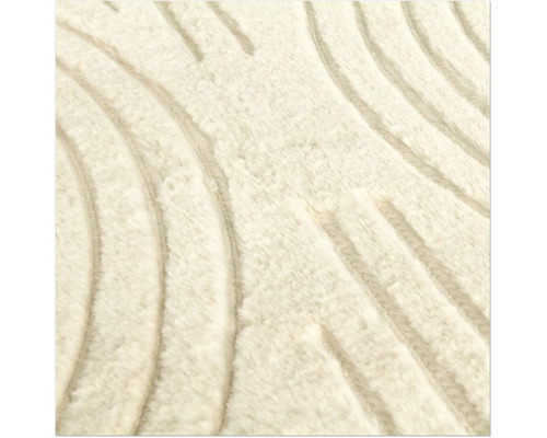 Gros plan d'un tapis moelleux avec un motif rayé