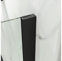 Détail d'une cabine de douche avec cadre noir et verre transparent