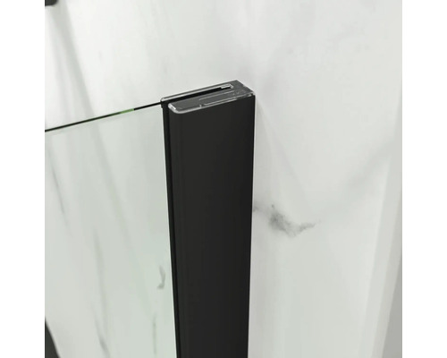 Détail d'une cabine de douche avec cadre noir et verre transparent