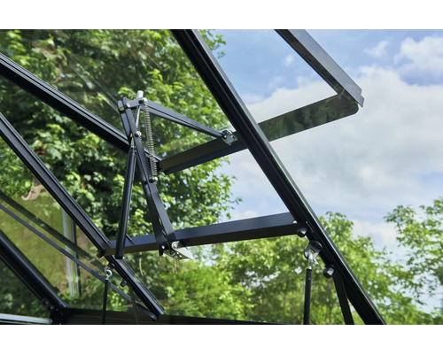 Vue détaillée d'une fenêtre de serre avec ouvre-fenêtre automatique