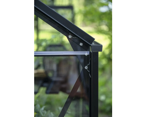 Vue détaillée d'une serre avec cadre et vitrage