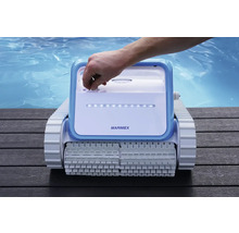Robot de nettoyage de piscine avec main sur surface en bois