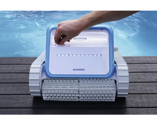 Robot de nettoyage de piscine avec main sur surface en bois