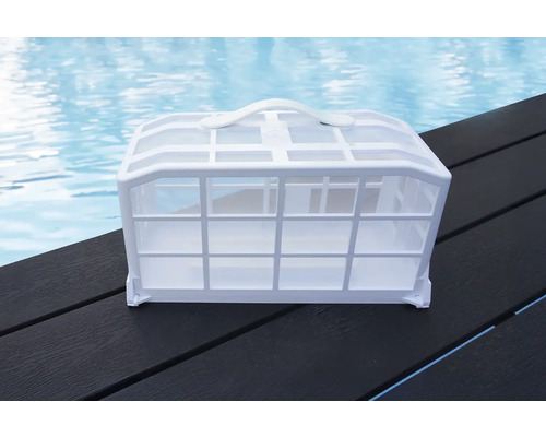 Panier de skimmer de piscine blanc sur fond sombre