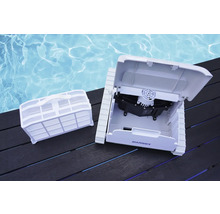 Robot de nettoyage de piscine avec couvercle ouvert et panier de filtration à côté de la piscine