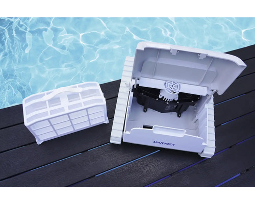 Robot de nettoyage de piscine avec couvercle ouvert et panier de filtration à côté de la piscine