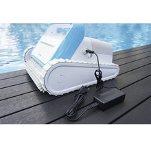 Nettoyeur de piscine automatique avec câble d'alimentation et adaptateur sur une terrasse en bois