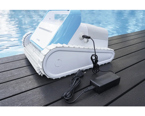 Nettoyeur de piscine automatique avec câble d'alimentation et adaptateur sur une terrasse en bois