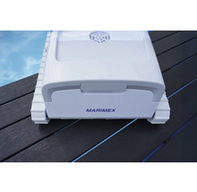 Robot de nettoyage de piscine Marimex sur surface en bois