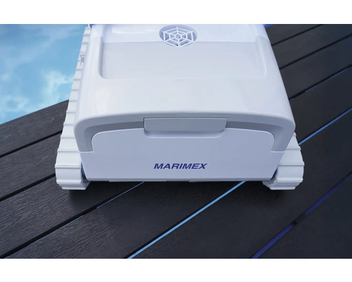 Robot de nettoyage de piscine Marimex sur surface en bois