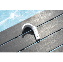 Crochet de piscine blanc sur terrasse en bois gris