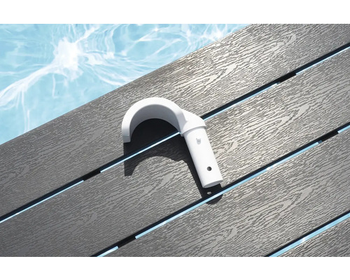 Crochet de piscine blanc sur terrasse en bois gris