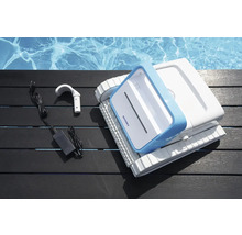 Robot de piscine automatique avec accessoires sur bois foncé