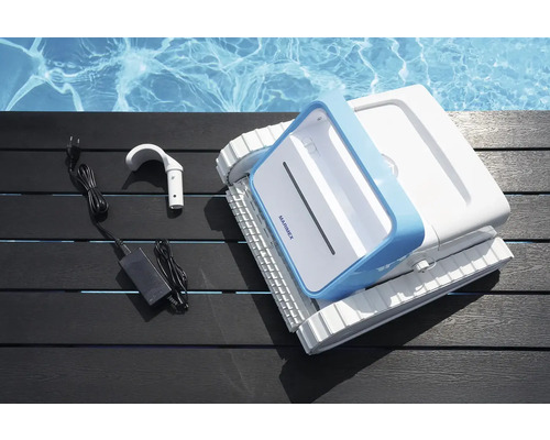 Robot de piscine automatique avec accessoires sur bois foncé