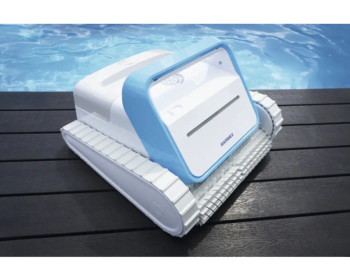 Robot de nettoyage de piscine Marimex sur terrasse en bois