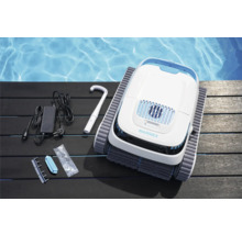 Système de nettoyage automatique de piscine avec accessoires sur terrasse en bois
