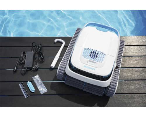 Système de nettoyage automatique de piscine avec accessoires sur terrasse en bois