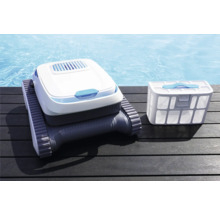 Nettoyeur de piscine automatique avec panier filtrant sur terrasse en bois
