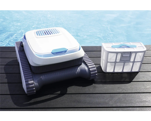 Nettoyeur de piscine automatique avec panier filtrant sur terrasse en bois