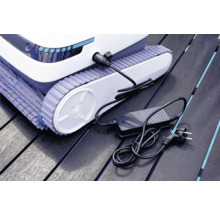 Robot de nettoyage de piscine avec câble de chargement sur une terrasse en bois