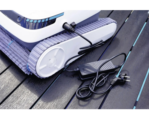 Robot de nettoyage de piscine avec câble de chargement sur une terrasse en bois