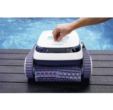 Robot de nettoyage de piscine Marimex sur terrasse en bois avec une main ajustant les paramètres