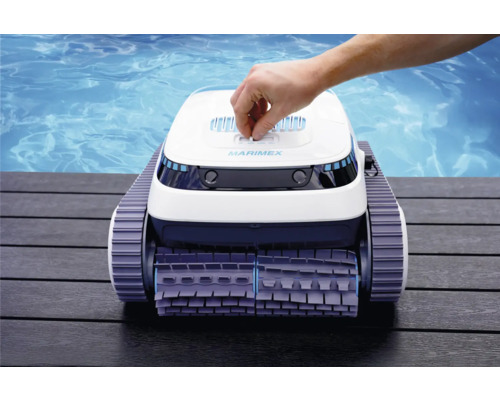 Robot de nettoyage de piscine Marimex sur terrasse en bois avec une main ajustant les paramètres