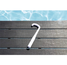 Brosse de piscine en plastique sur terrasse en bois