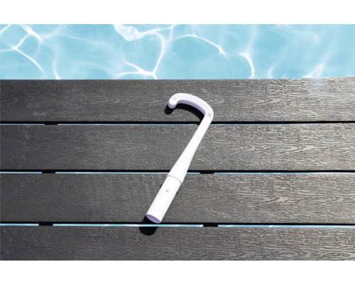 Brosse de piscine en plastique sur terrasse en bois