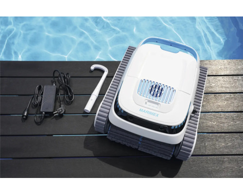 Robot de piscine Marimex avec accessoires sur terrasse en bois
