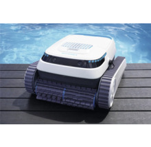 Robot de nettoyage de piscine Marimex sur terrasse en bois à côté de la piscine