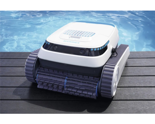 Robot de nettoyage de piscine Marimex sur terrasse en bois à côté de la piscine
