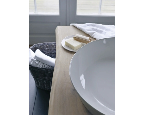 Vue de salle de bains avec lavabo, savon, brosse et panier à linge