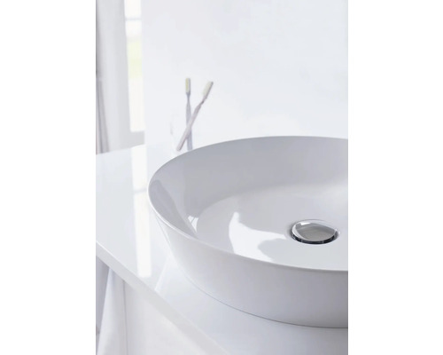Vasque à poser en céramique sur un meuble-lavabo avec deux brosses à dents