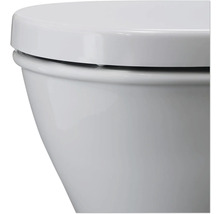 Gros plan d'une toilette suspendue blanche avec couvercle