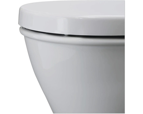 Gros plan d'une toilette suspendue blanche avec couvercle