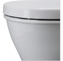 Vue détaillée de toilettes avec couvercle fermé