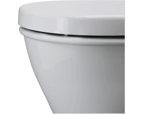 Vue détaillée de toilettes avec couvercle fermé