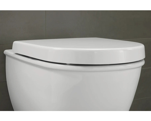 Toilettes blanches avec couvercle fermé