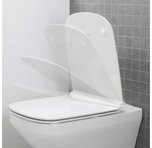 Abattant de WC blanc avec fermeture amortie sur des toilettes