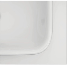 Gros plan d'un lavabo en céramique blanche