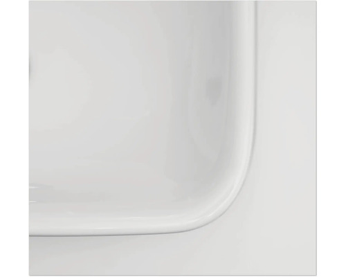 Gros plan d'un lavabo en céramique blanche